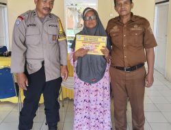 Bhabinkamtibmas Desa Darubia Dan Desa Bira Dampingi Penyaluran BLT Dana Desa 2025 Di Desa Darubia