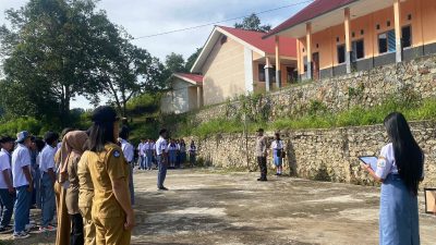 Police Go To School : Bhabinkamtibmas Polsek Saluputti Jadi Irup di UPT SMA Negeri 10 Tana Toraja