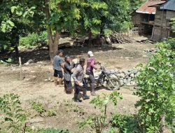 Bhabinkamtibmas Polres Tator Gotong Royong Bangun Pondasi Jalan Bersama Warga Lem Rano