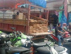 kondisi parkir Kendaraan Mobil,Motor Di Pasar Sudu Semrawut .