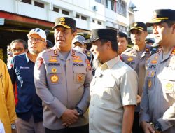 Kapolda Sulsel Bersama Gubernur Tinjau Harga Bahan Pokok di Pasar Terong Makassar