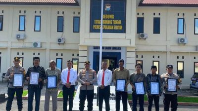 Kapolres Selayar Beri Penghargaan Kepada Anggota dan Masyarakat Yang Berperan Dalam Penemuan Narkoba Jenis Kokain