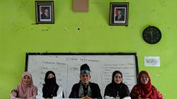 Kenakan Pakaian Adat Rongkong saat Pantau Ujian Berbasis Android, Kepala MTs DDI Masamba Curi Perhatian